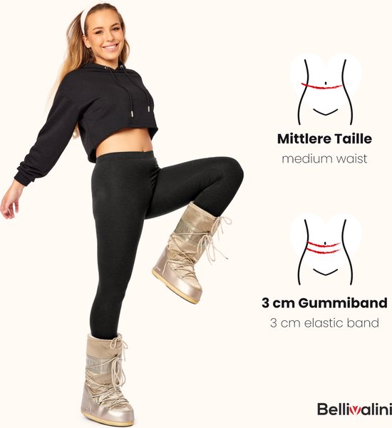 Vrouw met blonde haren, draagt een donkere legging, zwarte hoodie en beige moonboots. De legging heeft een 'mittlere Taille' (medium waist) en '3 cm Gummiband' (3 cm elastic band).