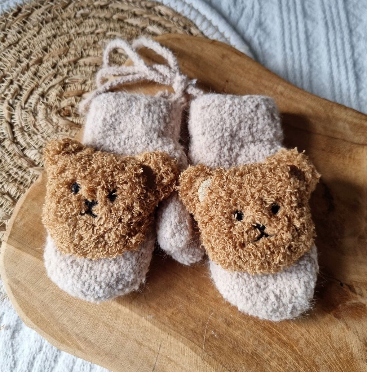 Rammelaartje - baby handschoenen - wanten met teddybeertje - zand