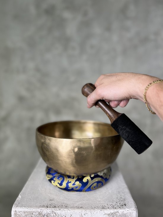 LIDAH® Klankschaal - 22 cm Tibetaanse Klankschaal - Meditatie Schaal met Klopper , Aanstrijkhout & Kussen - Singing Bowl Klank Schaal Set - voor Yoga, Chakra, Mindfulness — afbeelding 3