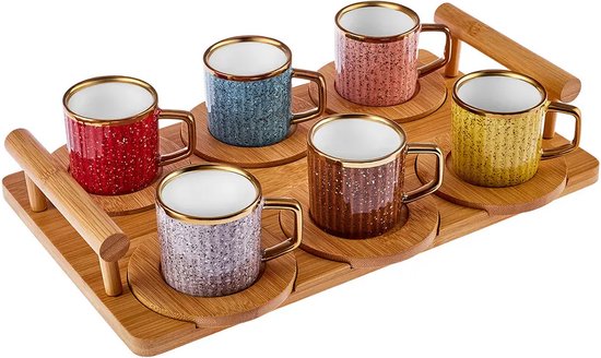 Zes gekleurde koffiekopjes met gouden rand, elk op een bamboe schotel, op een bamboe dienblad.