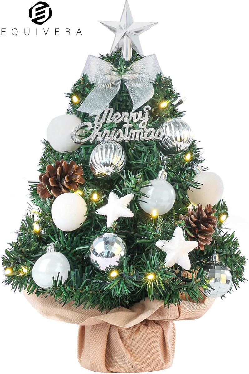Kleine kerstboom met verlichting en decoratie in Equivera-stijl.