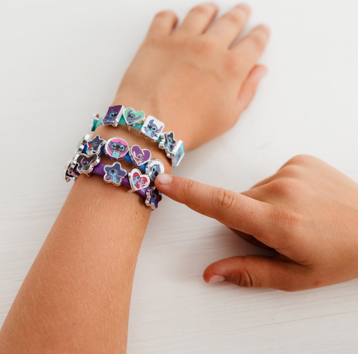Disney Stitch Totum - 3 schuif armbandjes maken met 18 bedels en stickers - knutselen 21 -delige set speelgoed vanaf 3 jaar Lilo & Stitch cadeautip — afbeelding 5