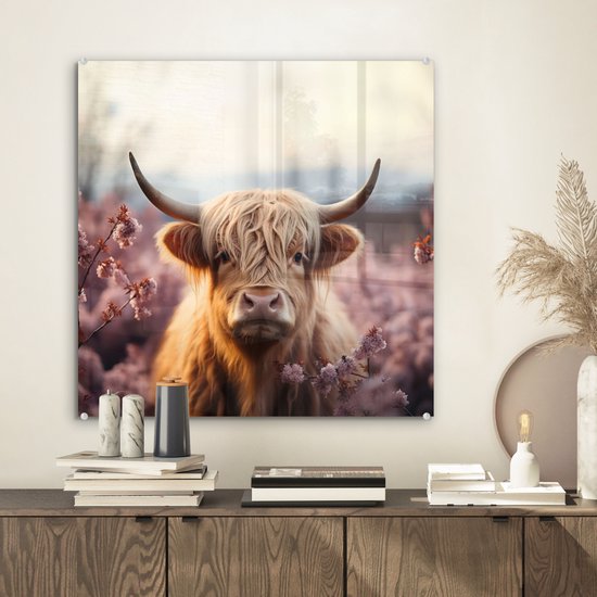 Glazen schilderij van een Schotse hooglander met lange, witte vacht, omringd door roze bloesems. Hangt boven een houten kast met boeken.