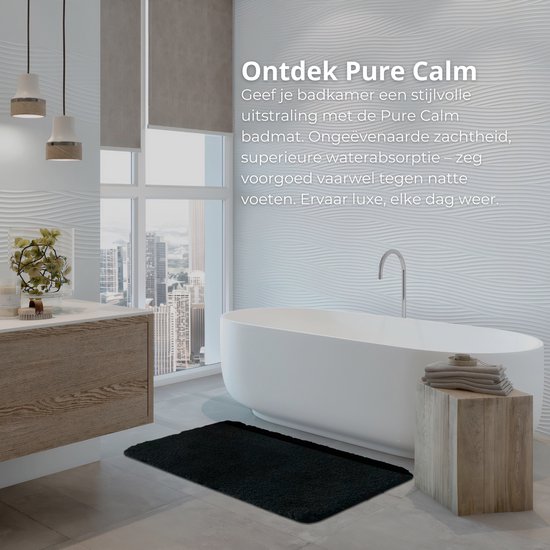 Tapis de bain noir dans une salle de bain moderne et luxueuse. Texte : "Découvrez Pure Calm".