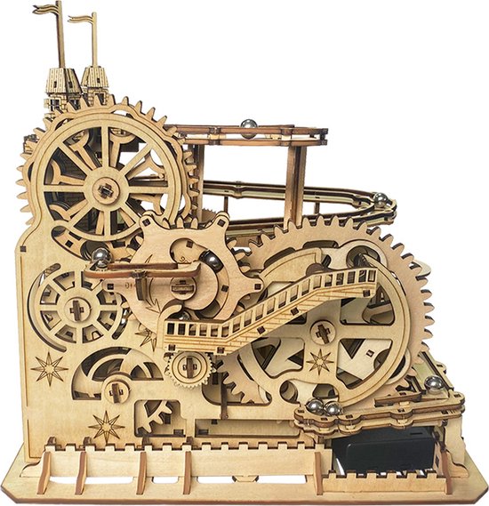 Gedetailleerd houten knikkerbaanpuzzel met zichtbare knikkers in de baan en tandwielen.