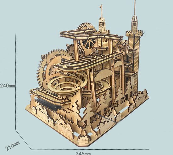 Houten knikkerbaanpuzzel met kastelen, tandwielen, torens, bomen en afmetingen (240mm, 210mm, 245mm).
