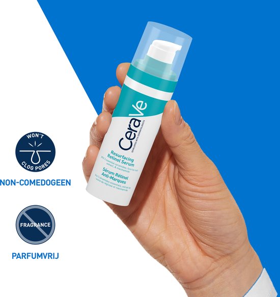 Hand houdt een CeraVe Resurfacing Retinol Serum pompflacon vast. Iconen voor 'Non-comedogeen' en 'Parfumvrij'.