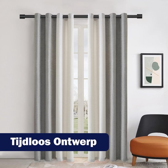 Grijze en crèmekleurige gordijnen hangen voor een raam. Een zwarte roede met ringen. Tijdloos ontwerp met een gestreepte vloer en een stoel.