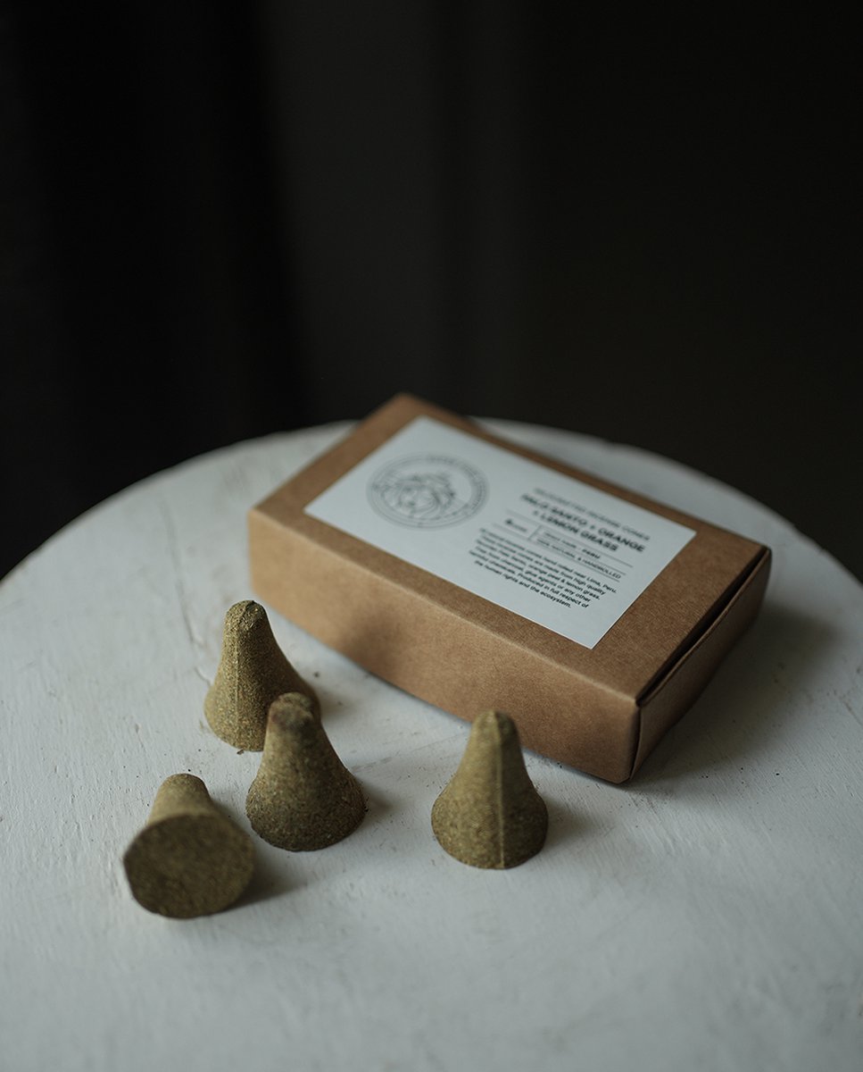 Super Food Ceremony - PALO SANTO + ORANGE + LEMON GRASS Incense cones XL - kegelwierook - Rechtstreeks uit PERU - 8 stuks - 100% authentiek en natuurlijk - holistic support - heilig hout - wierook kegel - handgemaakt
