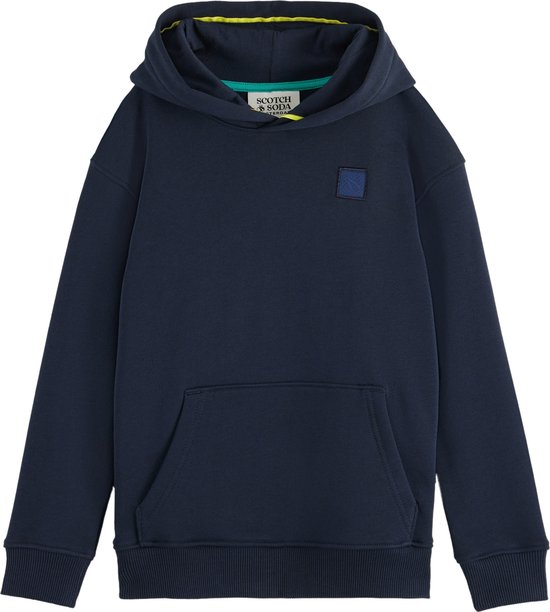 Donkerblauwe hoodie met kangoeroezak en een klein donkerblauw logo op de borst.