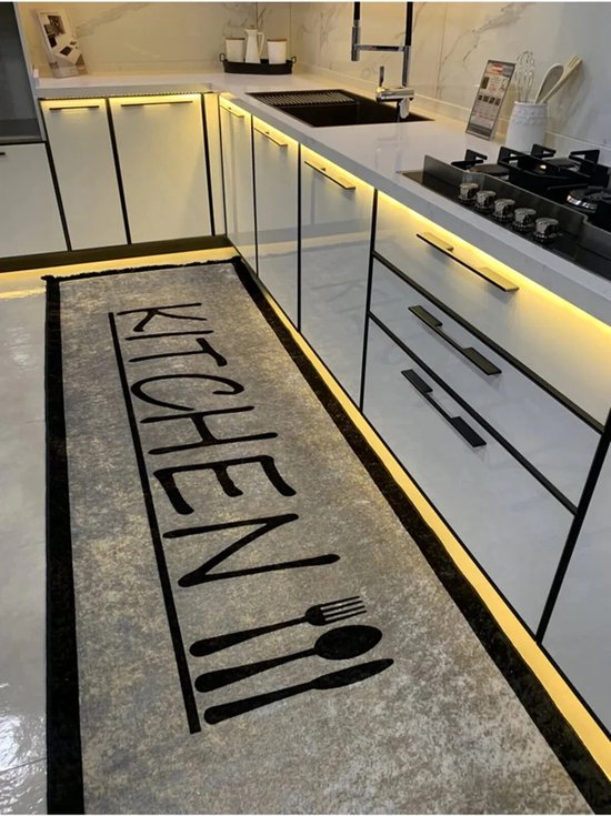 Grijze keukenloper met de tekst "KITCHEN" en afbeelding van bestek, in een moderne keuken.