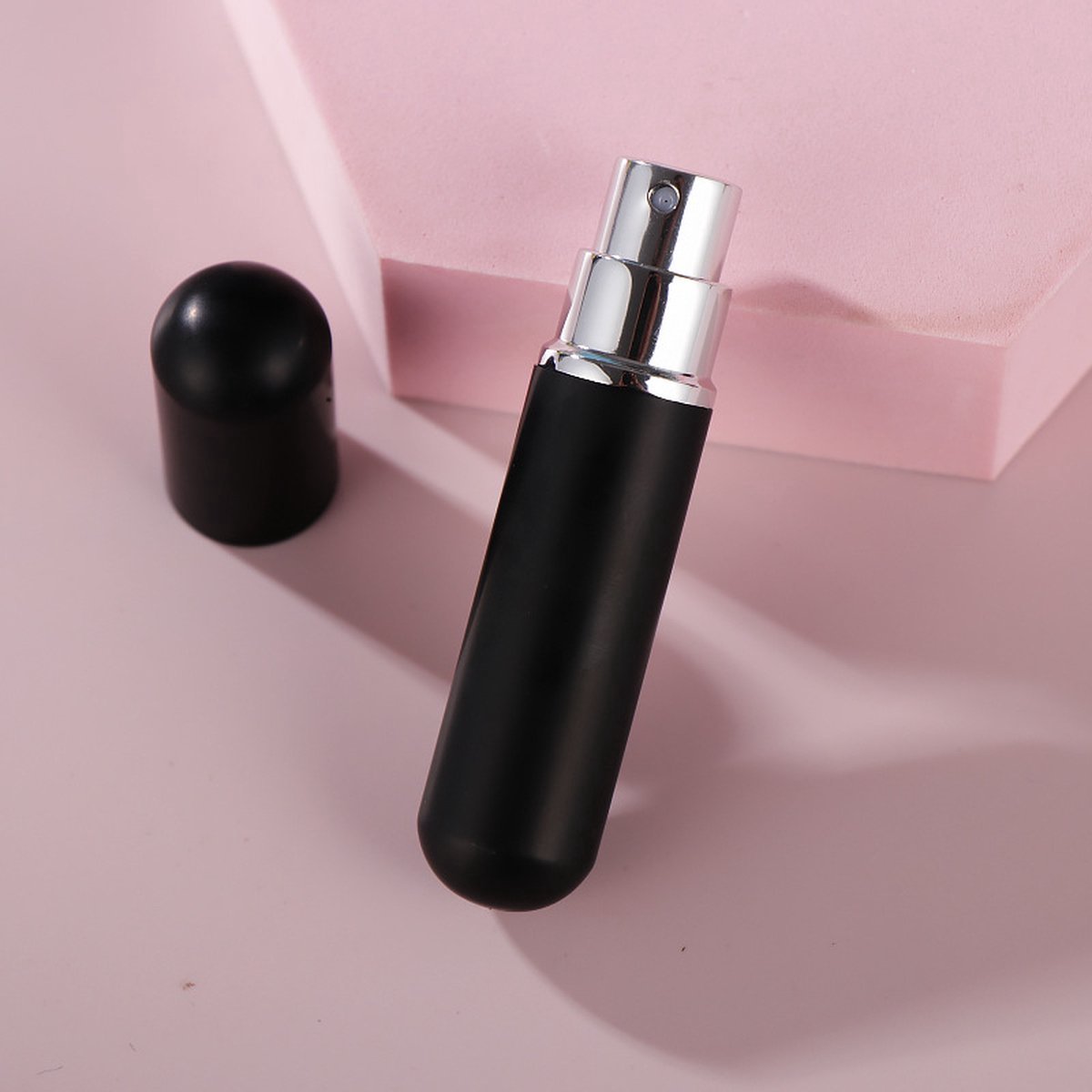 Goedkoopste WVspecials Parfum Verstuiver Navulbaar zwart - Mini Parfum Flesje - Reisflesje 65 Keer Spraybare Parfum Verstuiver - Hervulbaar Tasverstuiver voor Parfum - Meeneem Mini Geur Flesje voor op Reis - Lipstick Formaat Navulbaar Parfumflesje