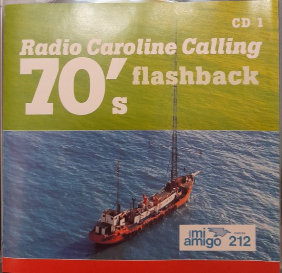 CD-hoes met groen en blauw, 'Radio Caroline Calling 70's flashback'. Schip met zendmast op zee.