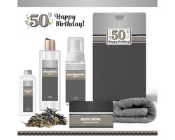 Geschenkset “50 Jaar Happy Birthday!” - 5 producten - 920 gram | Giftset voor hem - Luxe wellness cadeaubox - Cadeau man - Gefeliciteerd - Set Verjaardag - Geschenk jarige - Cadeaupakket vader - Vriend - Broer - Verjaardagscadeau - Zilver