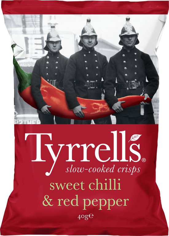 Rode zak met Tyrrell's "sweet chilli & red pepper" crisps. Drie brandweermannen in oude uniformen dragen een grote rode peper.