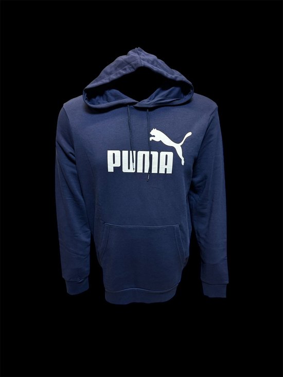 Donkerblauwe Puma hoodie met grote witte Puma logo op de voorkant en een kangoeroezak.