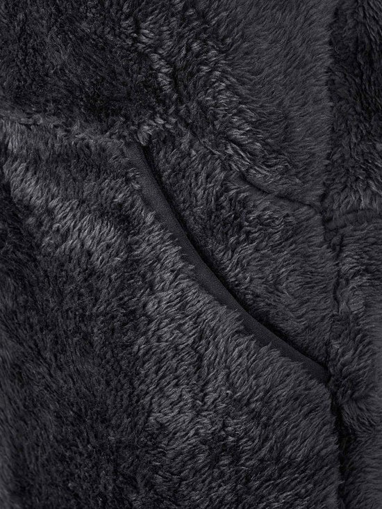 Detail van de zak van een zwarte fleece bodywarmer.