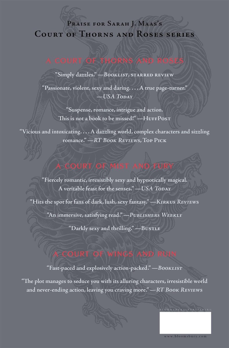 Achterkant van een boek met citaten uit de 'A Court of Thorns and Roses'-serie en een subtiel grijs silhouet van een wezen.