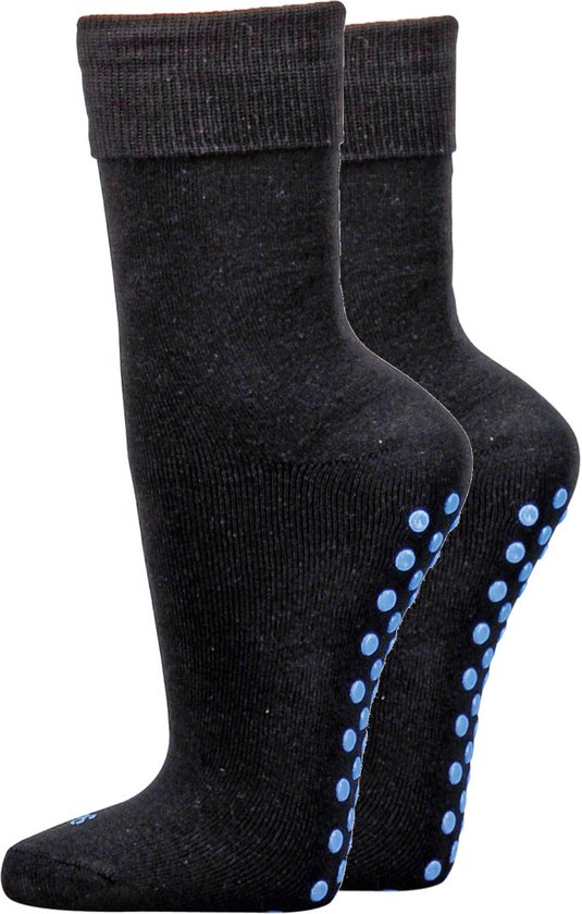 Zwarte huissokken met blauwe antislip nopjes onder de voet en ribgebreide boord.
