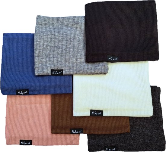Stapel van gebreide nekwarmers in verschillende kleuren: blauw, grijs, zwart, crème, roze, bruin en donkergrijs.