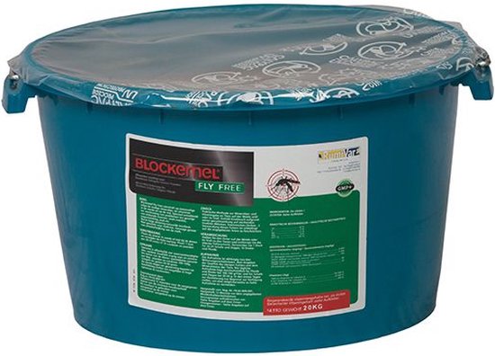 Blauwe emmer met "Blockemel Fly Free" etiket. 20kg.