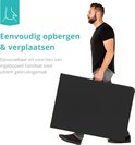 Man draagt een opgevouwen zwarte tafel met ingebouwd handvat.