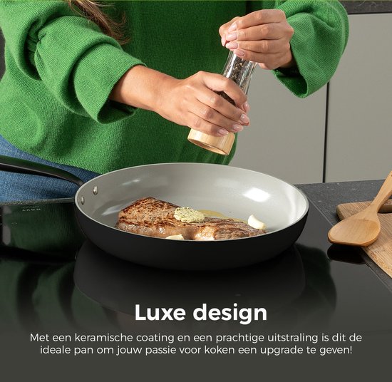 Vrouw kookt biefstuk in grijze koekenpan, met luxe design en keramische coating.