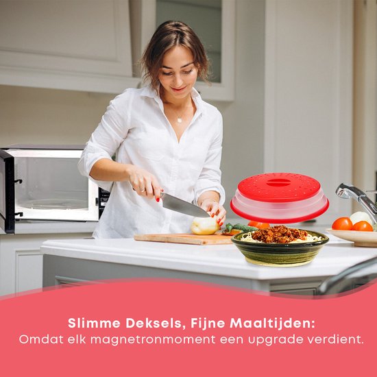 Vrouw snijdt ui, rode inklapbare magnetrondeksel naast kom spaghetti. Slimme deksels voor fijne maaltijden.