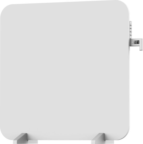 Witte paneelradiator met houten pootjes en digitaal display met temperatuur.