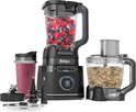 Zwarte Ninja blender, foodprocessor, smoothiebeker en accessoires op een witte achtergrond.