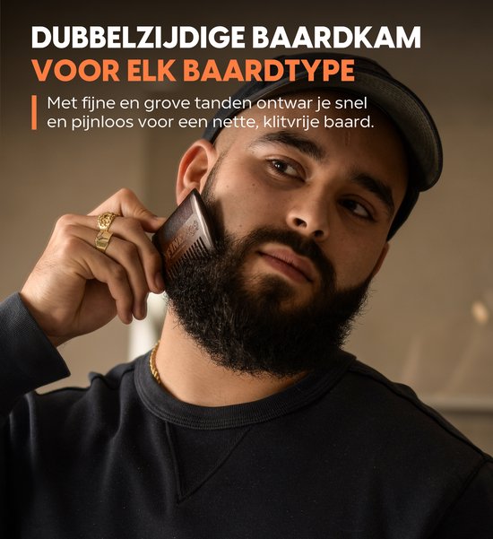 Een man met baard gebruikt een donkerbruine baardkam, met een vingernagel en met reliëflogo, voor zijn baard. Hij draagt een pet.