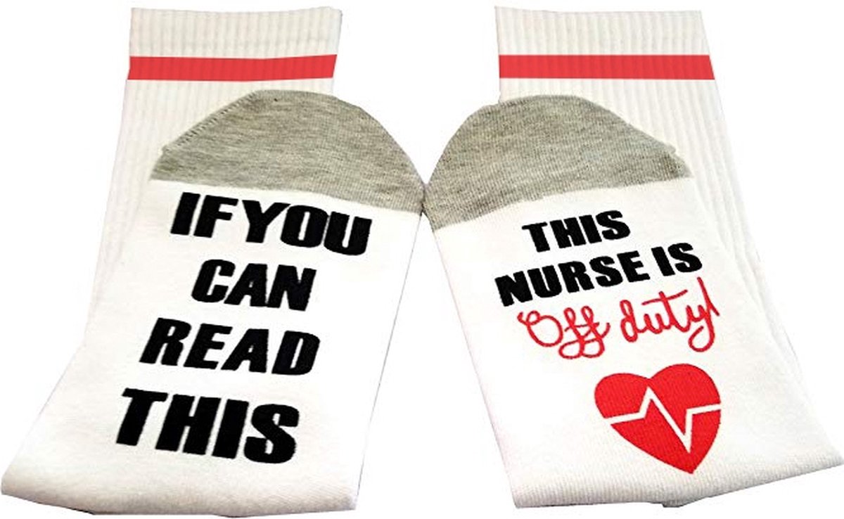 Verpleegkundige Cadeau - Sokken met tekst: This Nurse is off Duty - Wit - Maat 36-41 - Aafscheidscadeau Verpleegster - Grappige Sokken Verpleegkundige - Zorg Zokken - Ziekenhuis - Verpleegkundige accessoires - Zuster Zokken - Verpleegkundige Cadeau