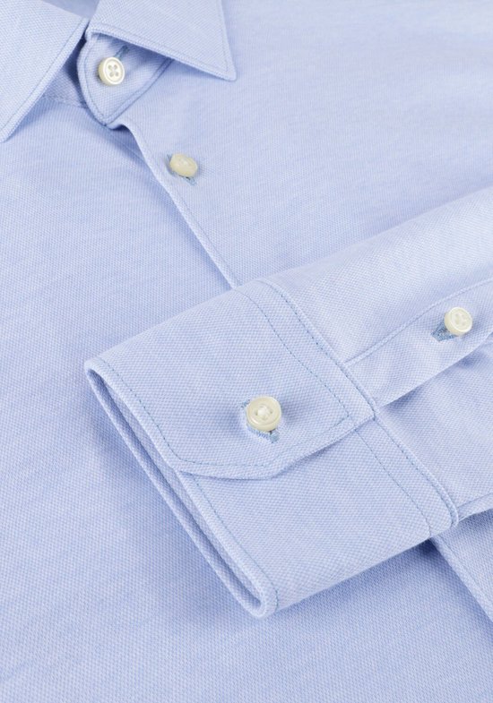 Robe chemise bleu clair en coton avec col et poignets boutonnés.
