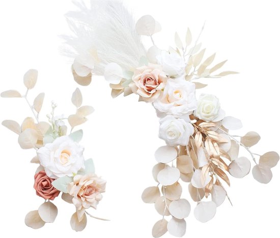Twee bloemstukken met crèmekleurige, roze en roestkleurige rozen, zilveren en witte bladeren, en pampasgras.