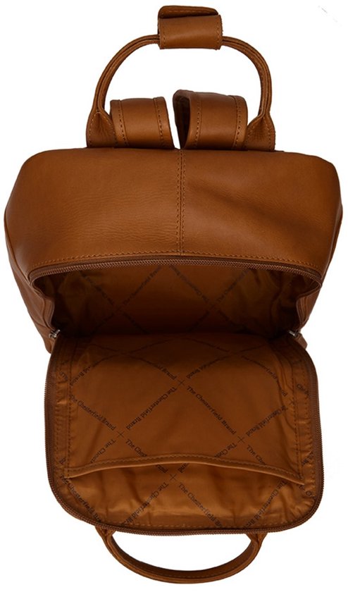 Open bruine leren rugzak, interieur met vakken en het 'The Chesterfield Brand' logo.