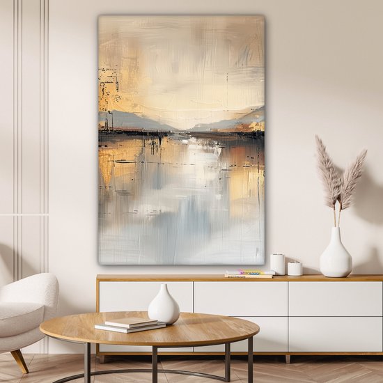Peinture abstraite aux tons beige, doré et gris avec des reflets de paysage.