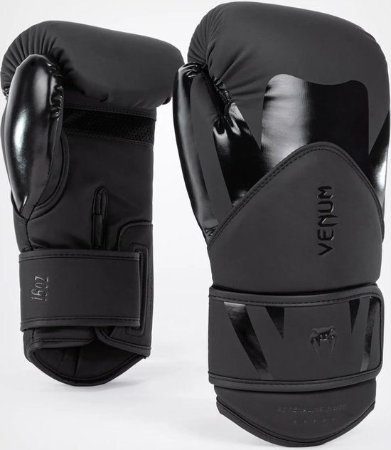 Zwarte VENUM boksring met glanzende opdruk en 16oz aanduiding.