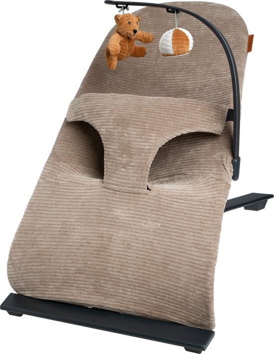 Bruin corduroy wipstoelframe met een speelgoedboog met een teddybeer en een bol.