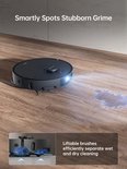 Zwarte robotstofzuiger met licht op een houten vloer, spottend vuil.