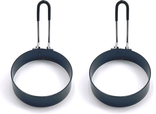Twee zwarte, ronde bakvormen voor eieren met zilverkleurige handvatten.