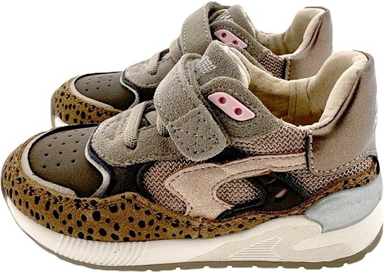 Zijaanzicht van bruine sneakers met luipaardprint, roze accenten en klittenbandsluiting.