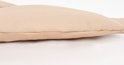 Detailopname van de gewatteerde stof van een beige hondenharnas.