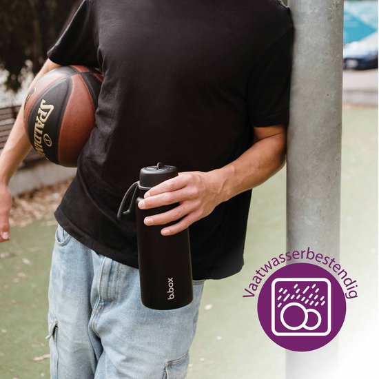Man met zwarte b.box drinkfles en basketbal.