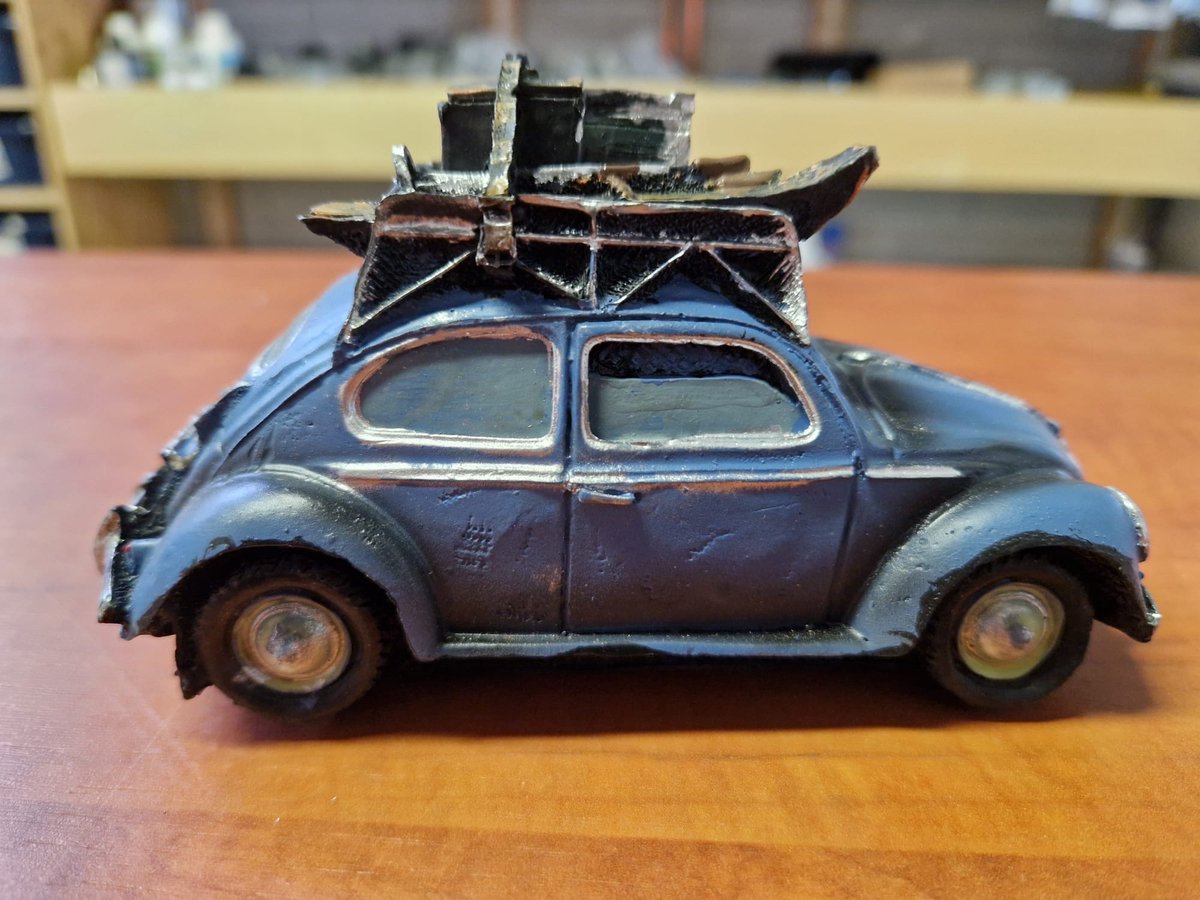 Sculptuur - 15 cm breed - Beeld miniatuur auto - mannencadeau - modelwagen - Auto met skies blauw