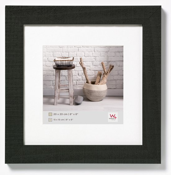 Zwarte houten fotolijst met passe-partout voor foto's van 20x20 cm.