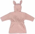 Arrière d'un peignoir rose à capuche et oreilles de lapin, avec ceinture.