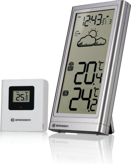 Zilverkleurig weerstation met display en witte draadloze buitensensor. De sensor heeft een zwart display met de temperatuur.
