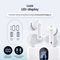 Witte draadloze oordopjes in opladercase met "Luxe LED-display" dat batterijniveau toont. Toont "batterijniveau opladercase" en "batterijweergave oordopjes".