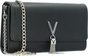 Zwarte Valentino Bags clutch met zilveren V-logo en franjehanger, met zilveren ketting.