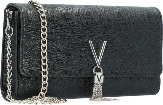 Zwarte Valentino Bags clutch met zilveren V-logo en franjehanger, met zilveren ketting.